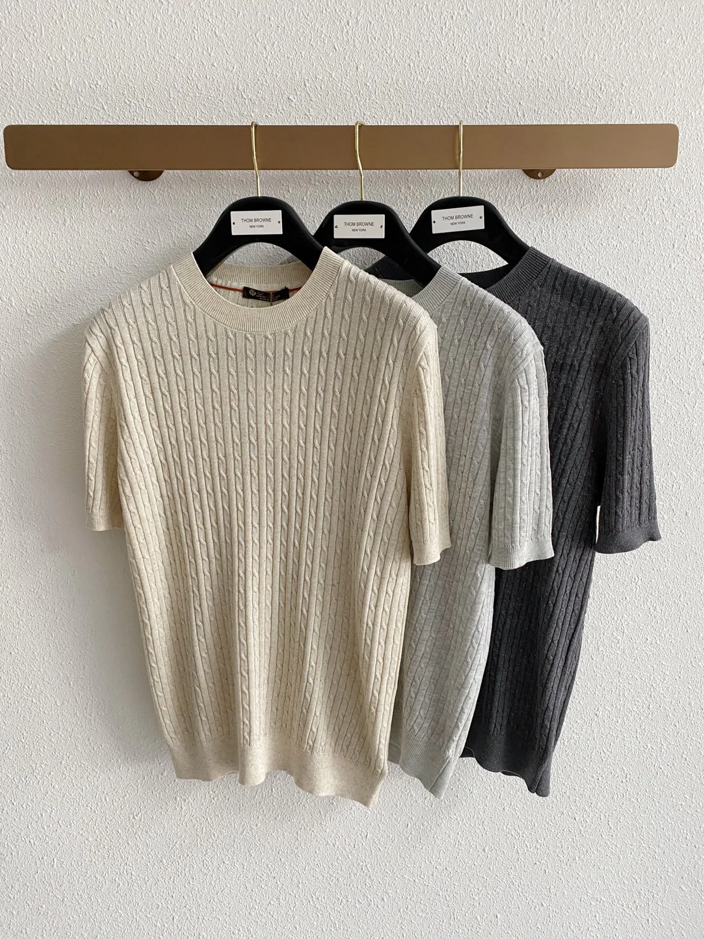 Loro Piana's entire piece of clothing is made of vertical twist cable weaving, with a retro sense of sophistication. Compared with smooth ordinary T-shirts, it has a stronger texture and high-end feel, and is also visually slimmer. There is the brand's iconic Red webbing on the inside of the collar, which is a common detail design of LP. It is low-key and noble, and it also embodies the "logo-free high-end feeling". Sizes:M-3XL